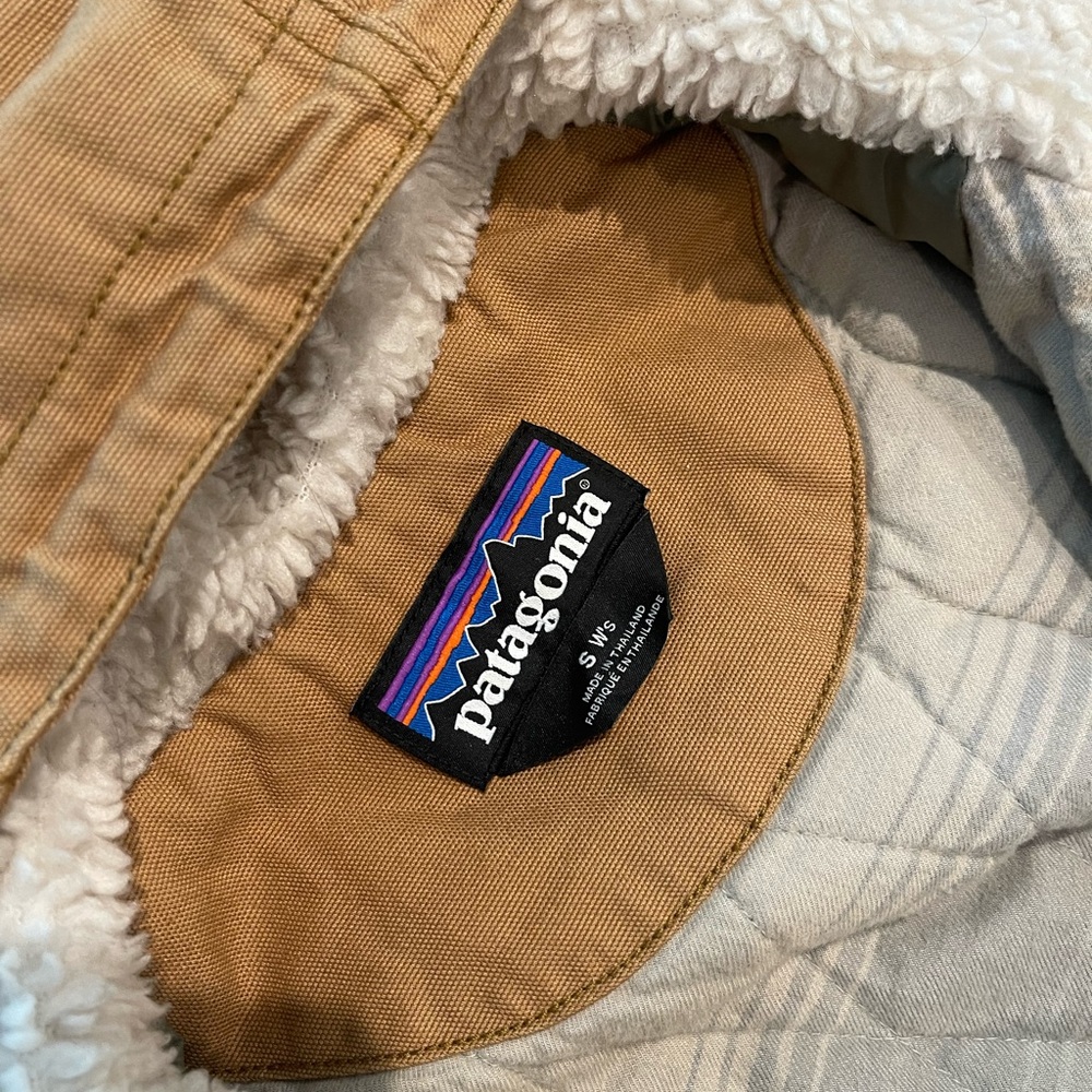 Patagonia women’s tan parka - Picture 4 of 6